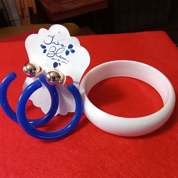 Très Bleu per la mer Earrings 2" Blue Acrylic Hoop AND 8" White Resin Bangle - Picture 1 of 8